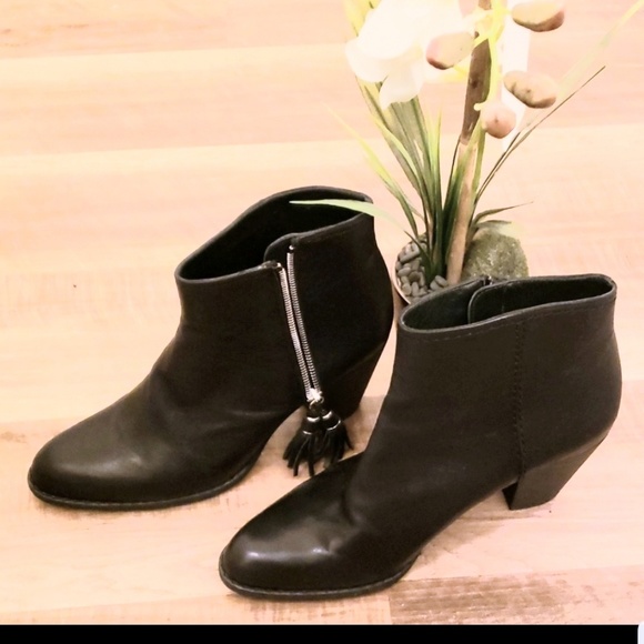 Stuart Weitzman Shoes - Hot Sale 🔥🔥Stuart Weitzman tassel bootie